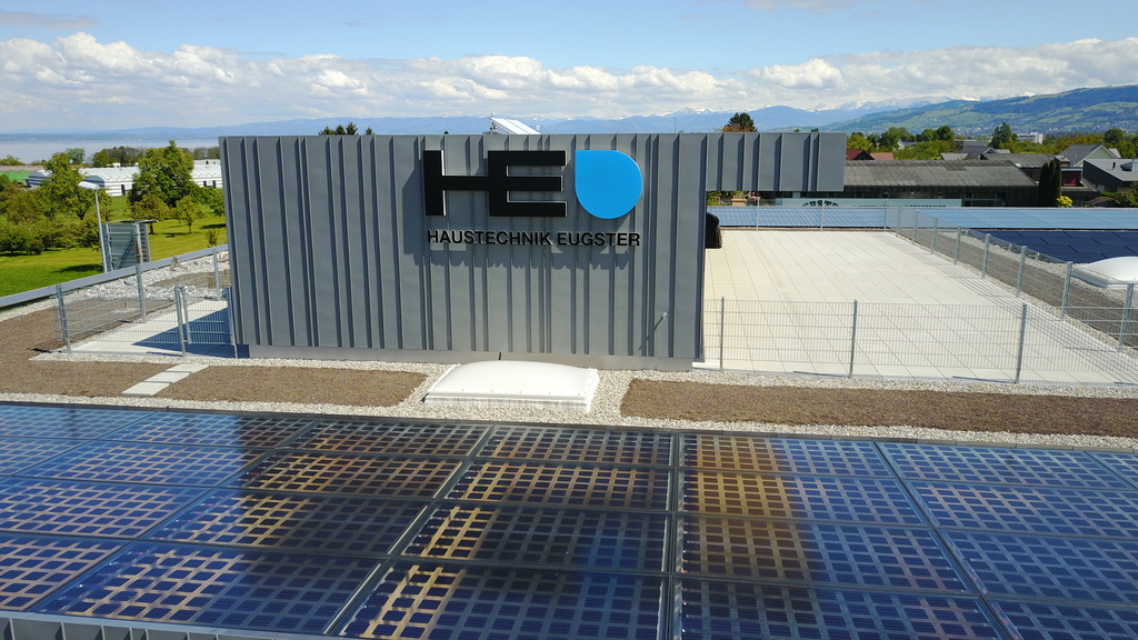 Haustechnik Eugster, Attikaaufbau mit semitransparenten Solarzellen