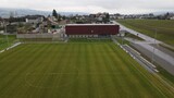 Front FC mit Fussballplatz