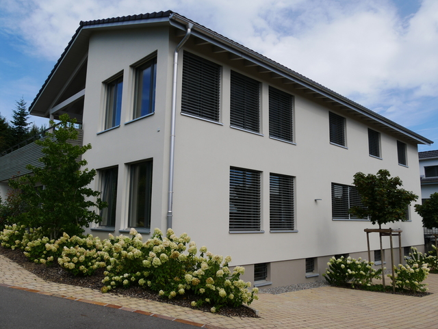Bild 2 Süd-Ostansicht mit Büro-Parkplätzen vor dem Gebäude (Klaus Reihlen)
